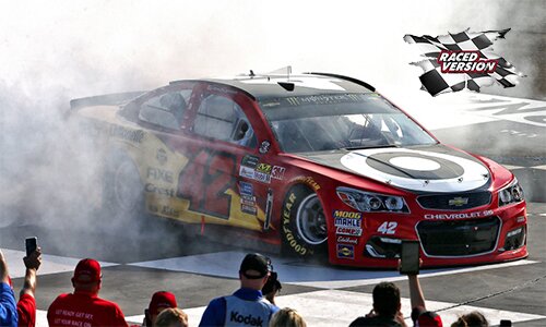 2017 KYLE LARSON #42 MICHIGAN WINNER RACED VERSION W/ COLLECTOR CARD 1/24